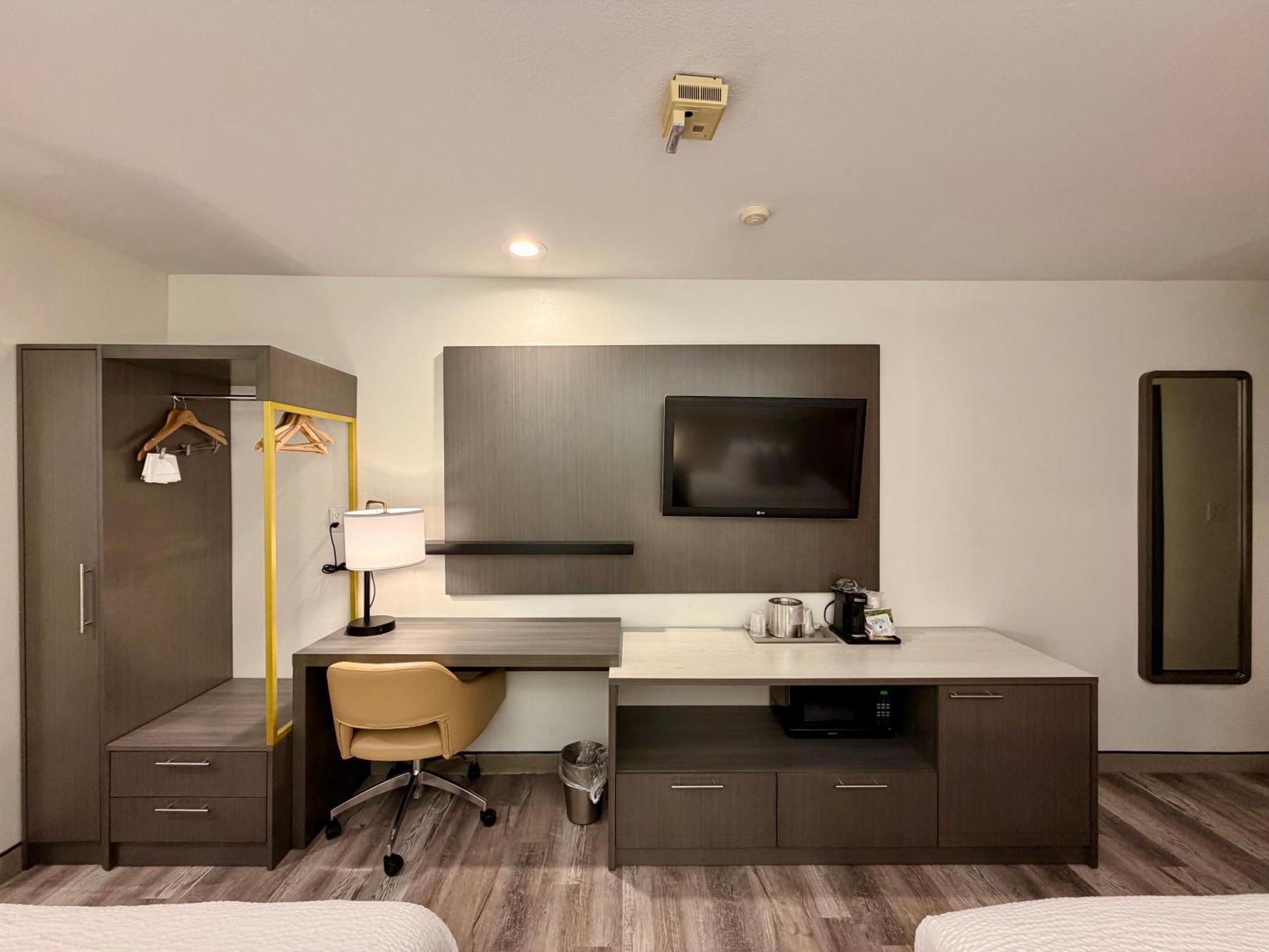 Queen Room Two Queen Beds Mobility Access or Non-Smoking